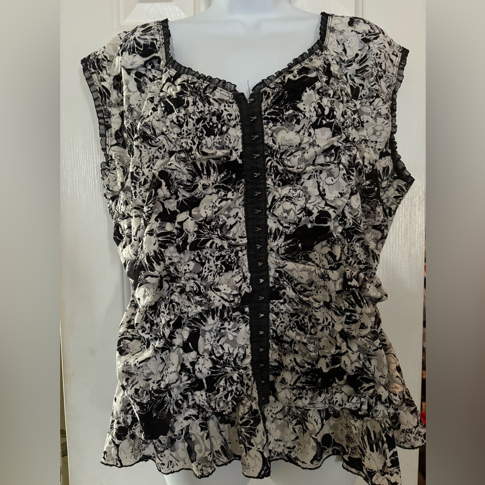 Beautiful women’s top Venezia Layne Bryant Black and white lace